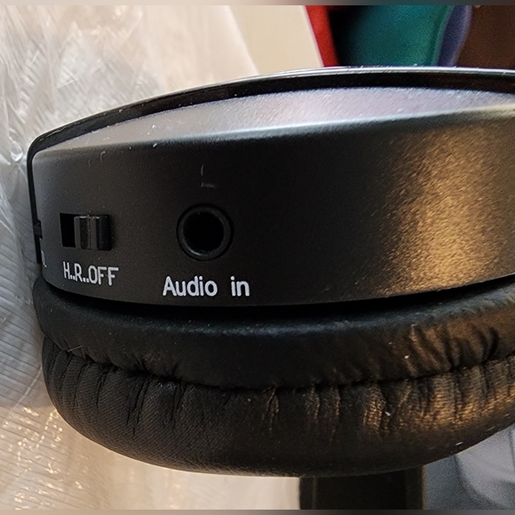 The sharper Image Wireless Headphones - Picture 9 of 14